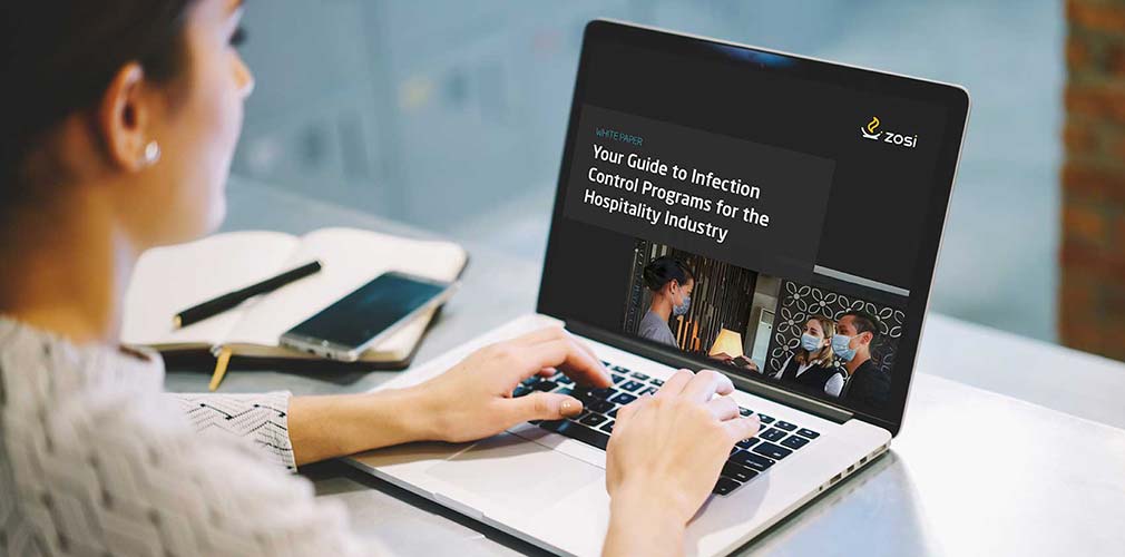 Mujeres escribiendo en la computadora portátil